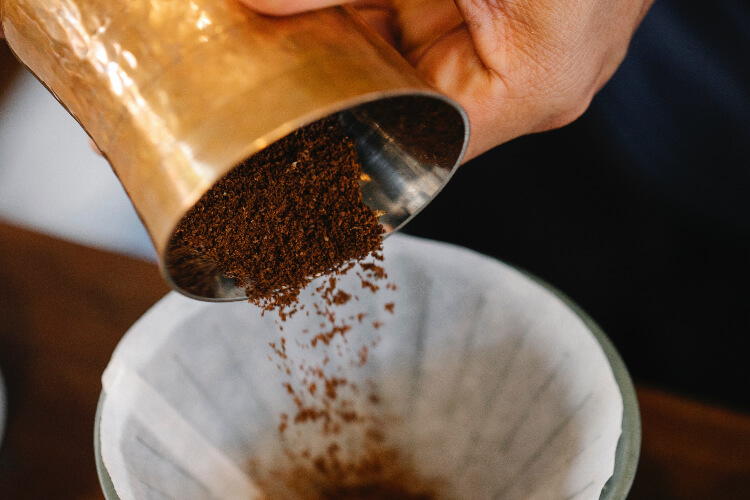 can you eat coffee grounds for caffeine